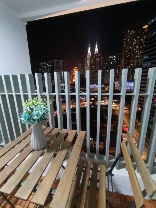 Col 93B Balcony Klcc View & Infinity Pool Studio Kuala Lumpur Exterior photo